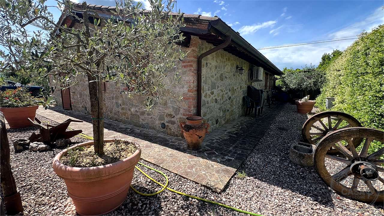 Il fascino del casale, il comfort del nuovo: villetta in pietra con giardino privato