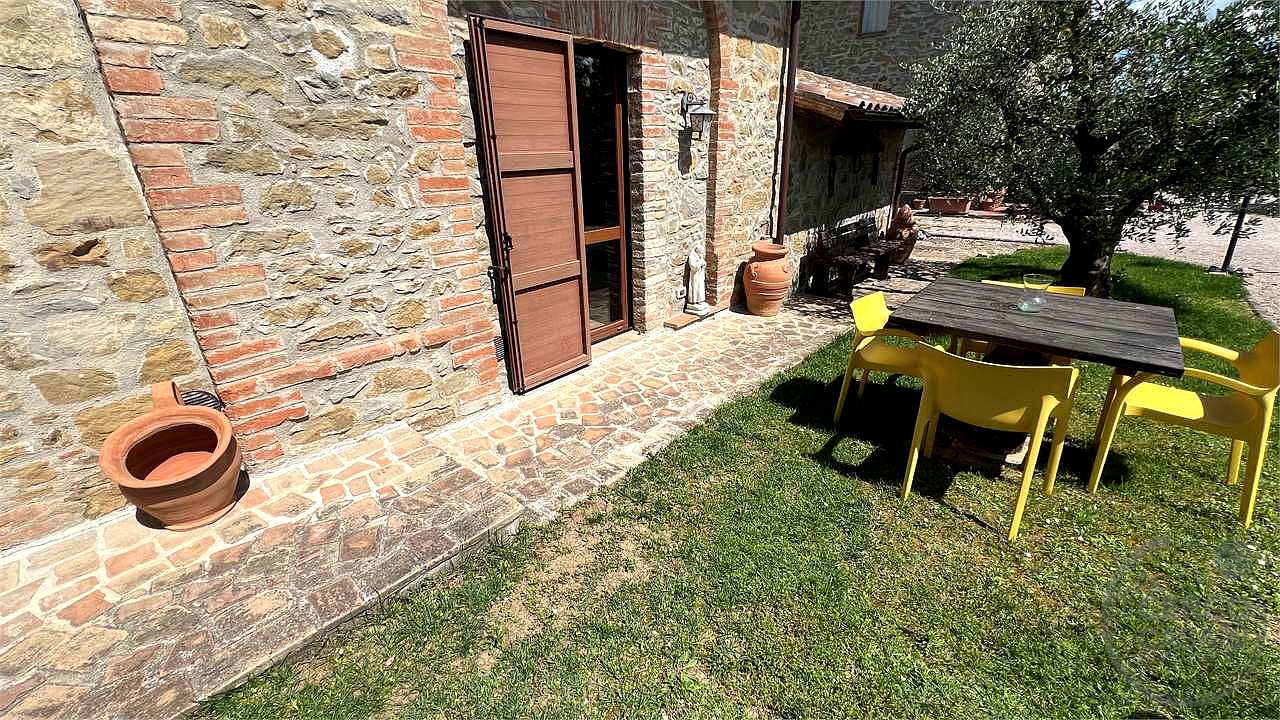 Il fascino del casale, il comfort del nuovo: villetta in pietra con giardino privato