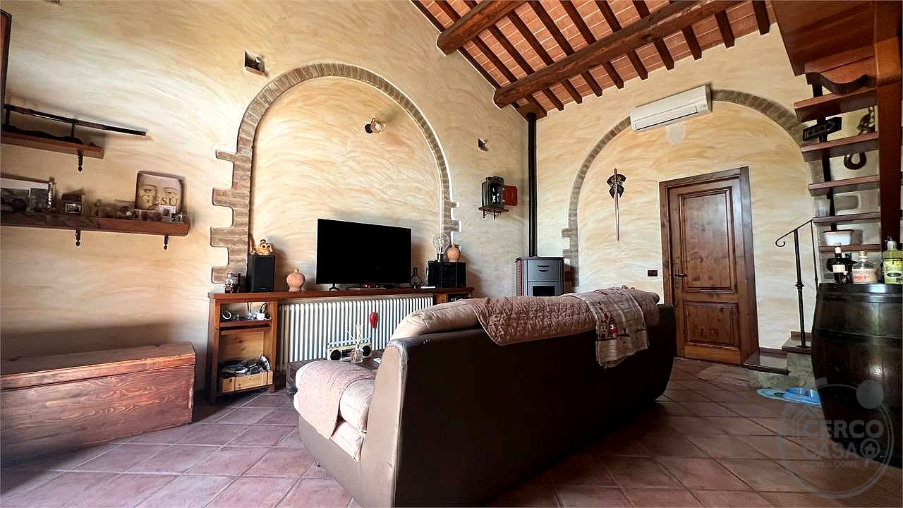 Il fascino del casale, il comfort del nuovo: villetta in pietra con giardino privato