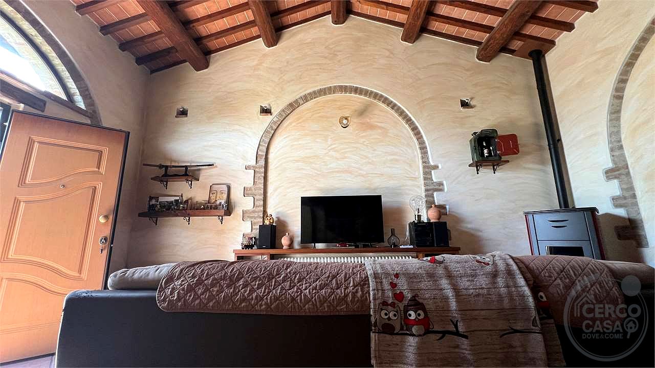 Il fascino del casale, il comfort del nuovo: villetta in pietra con giardino privato