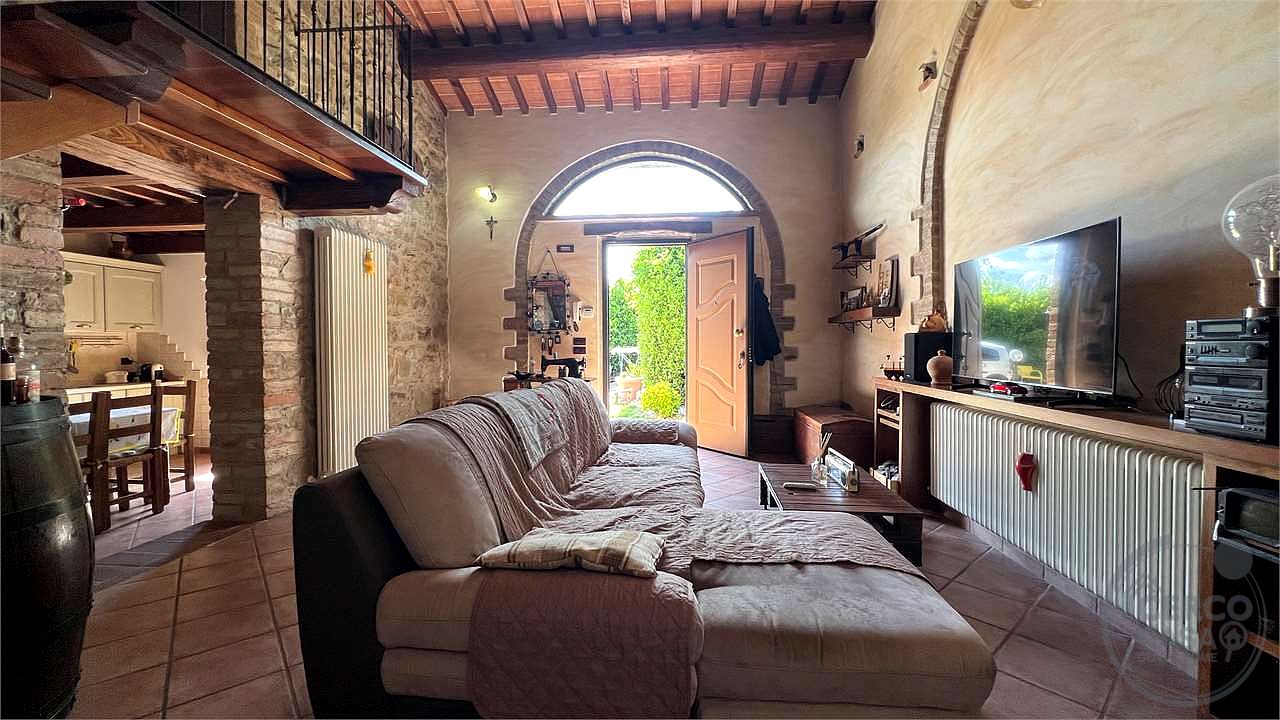 Il fascino del casale, il comfort del nuovo: villetta in pietra con giardino privato