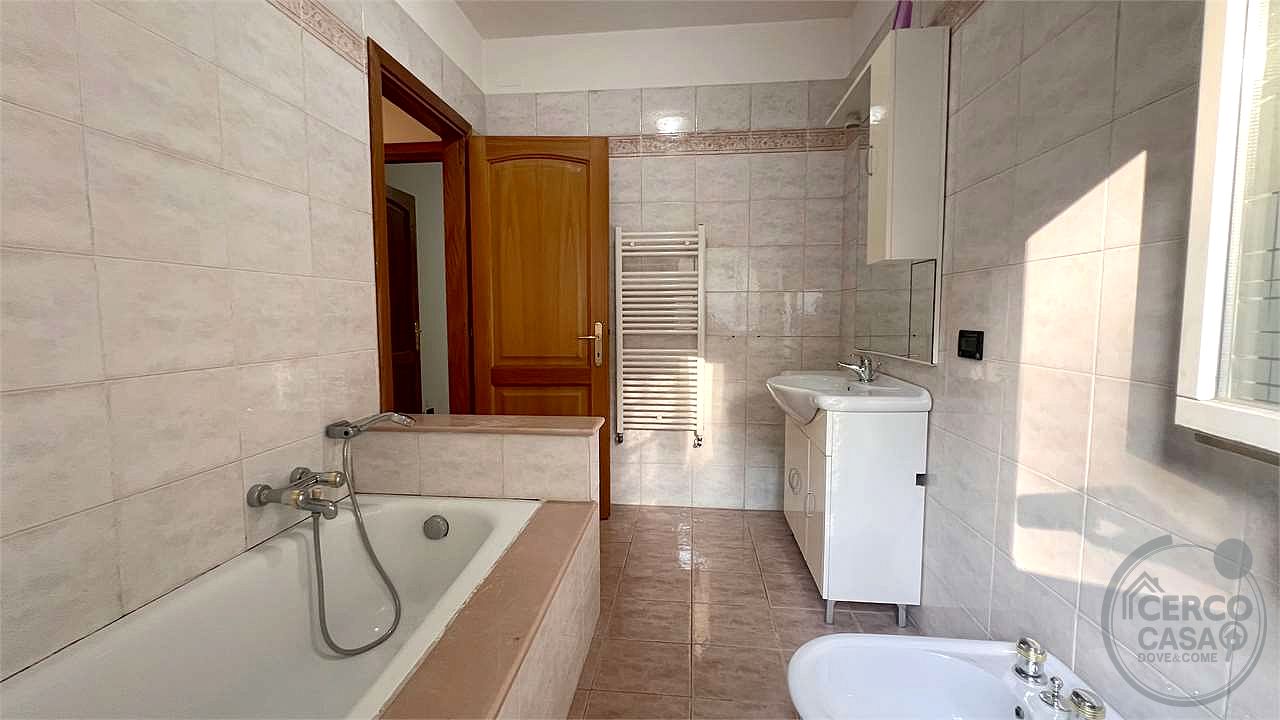 APPARTAMENTO CON INGRESSO INDIPENDENTE, AMPIA CORTE PRIVATA E TAVERNA