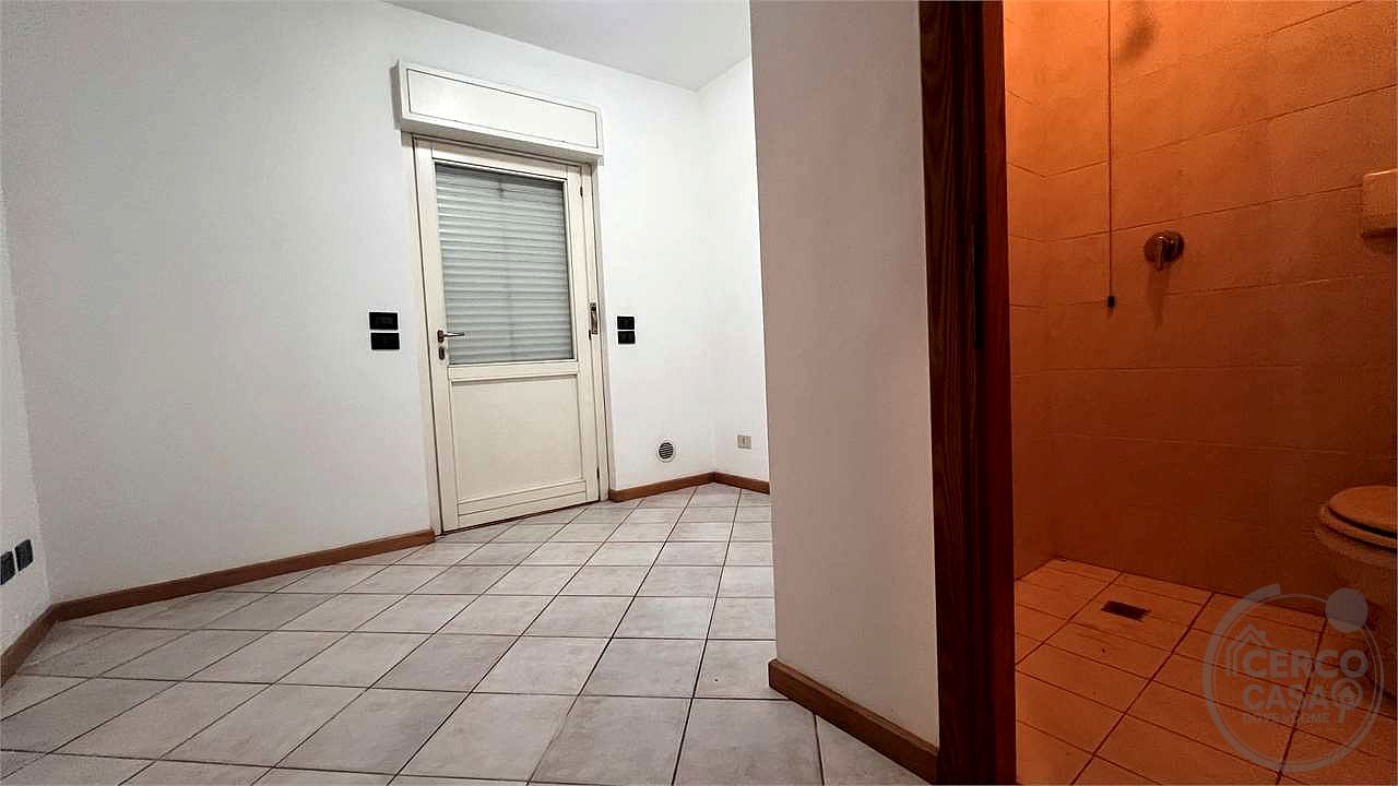APPARTAMENTO CON INGRESSO INDIPENDENTE, AMPIA CORTE PRIVATA E TAVERNA