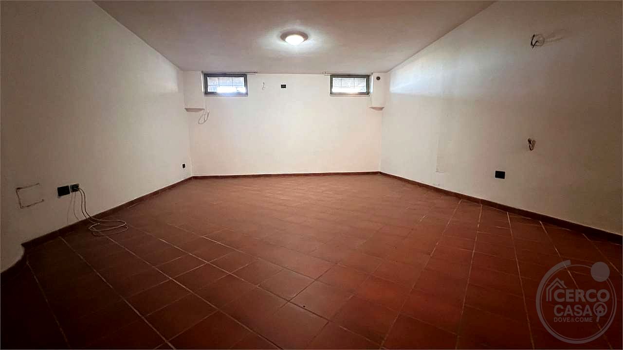 APPARTAMENTO CON INGRESSO INDIPENDENTE, AMPIA CORTE PRIVATA E TAVERNA
