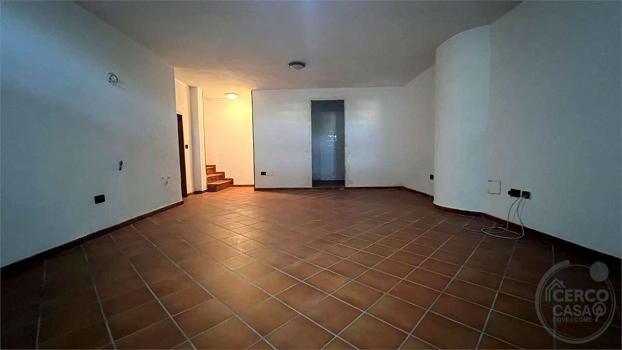 APPARTAMENTO CON INGRESSO INDIPENDENTE, AMPIA CORTE PRIVATA E TAVERNA
