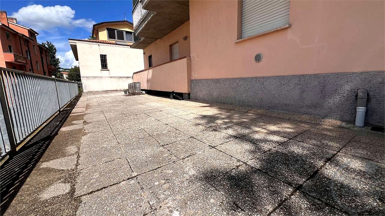 APPARTAMENTO CON INGRESSO INDIPENDENTE, AMPIA CORTE PRIVATA E TAVERNA