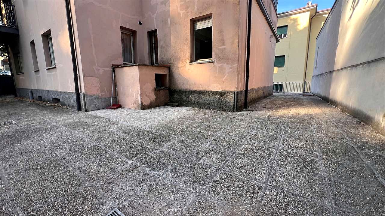 APPARTAMENTO CON INGRESSO INDIPENDENTE, AMPIA CORTE PRIVATA E TAVERNA