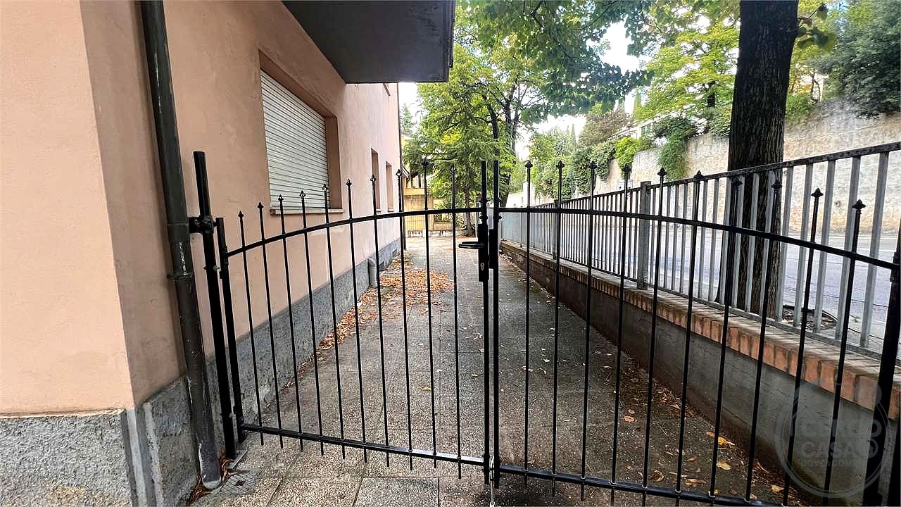 APPARTAMENTO CON INGRESSO INDIPENDENTE, AMPIA CORTE PRIVATA E TAVERNA