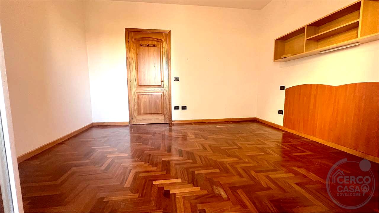 APPARTAMENTO CON INGRESSO INDIPENDENTE, AMPIA CORTE PRIVATA E TAVERNA