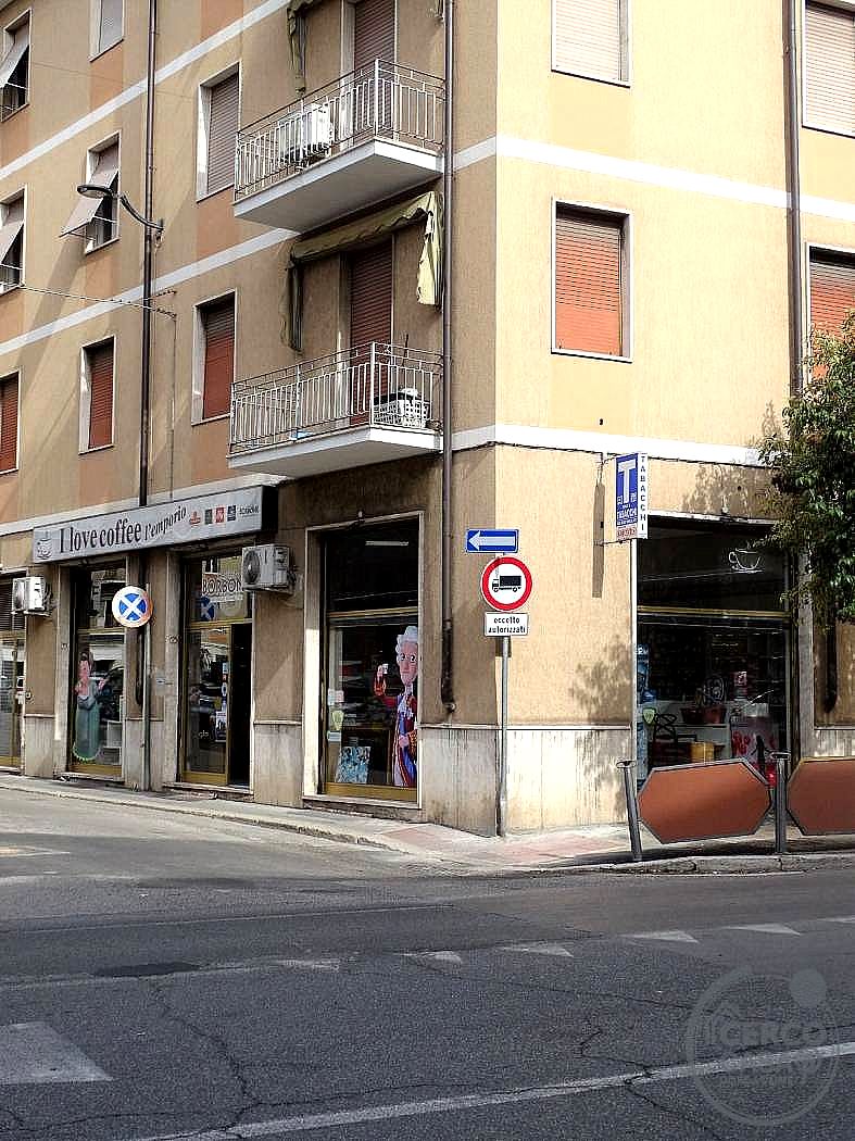 NEGOZIO AFFITTO TERNI SEMICENTRO · foto 2